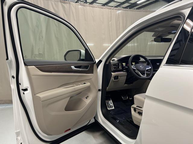 new 2025 Volkswagen Atlas car, priced at $52,651