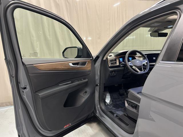 new 2025 Volkswagen Atlas car, priced at $47,990