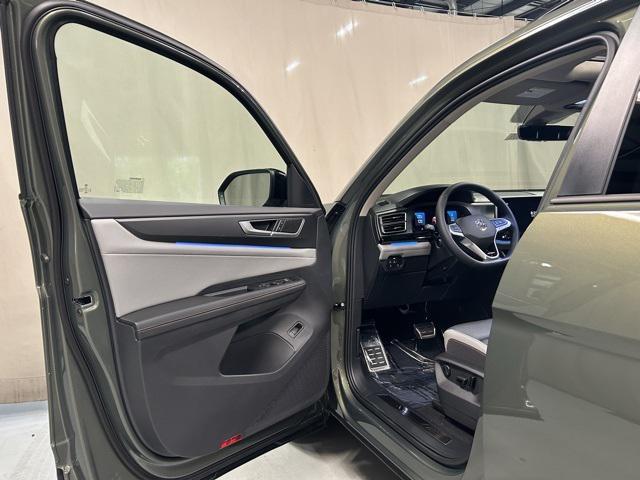 new 2025 Volkswagen Atlas car, priced at $49,514