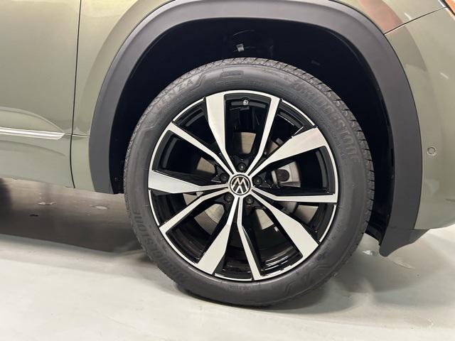 new 2025 Volkswagen Atlas car, priced at $52,196