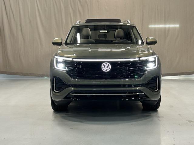new 2025 Volkswagen Atlas car, priced at $52,196