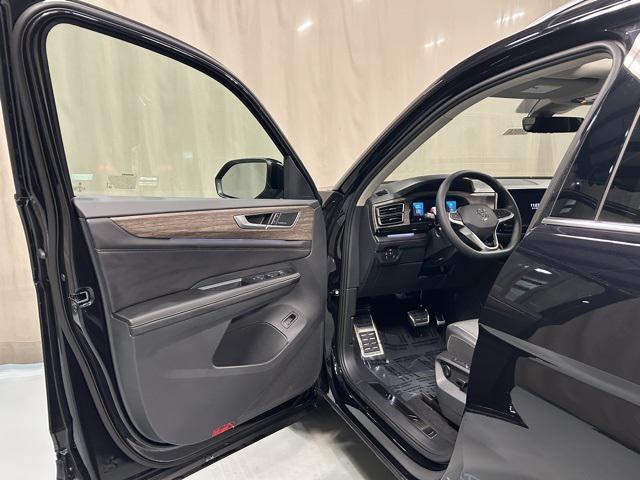 new 2025 Volkswagen Atlas car, priced at $57,032