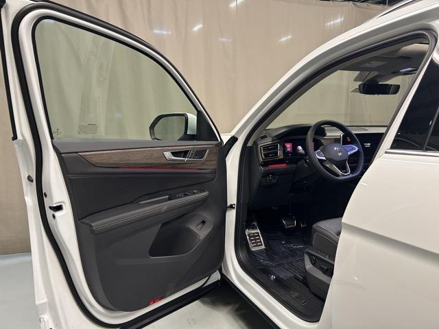 new 2025 Volkswagen Atlas car, priced at $52,651