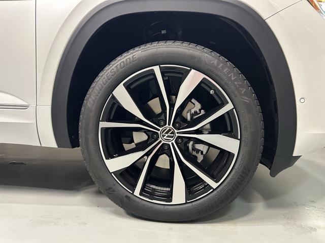 new 2025 Volkswagen Atlas car, priced at $52,651