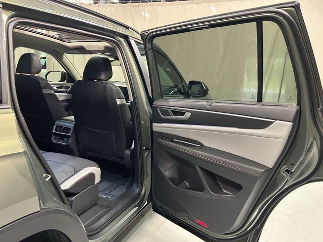 new 2025 Volkswagen Atlas car, priced at $48,646