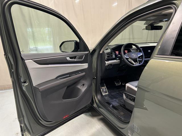 new 2025 Volkswagen Atlas car, priced at $48,646