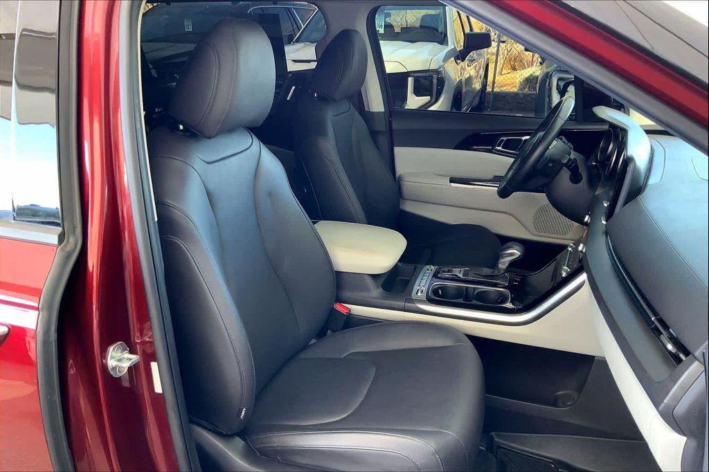 used 2022 Kia Carnival car, priced at $32,592