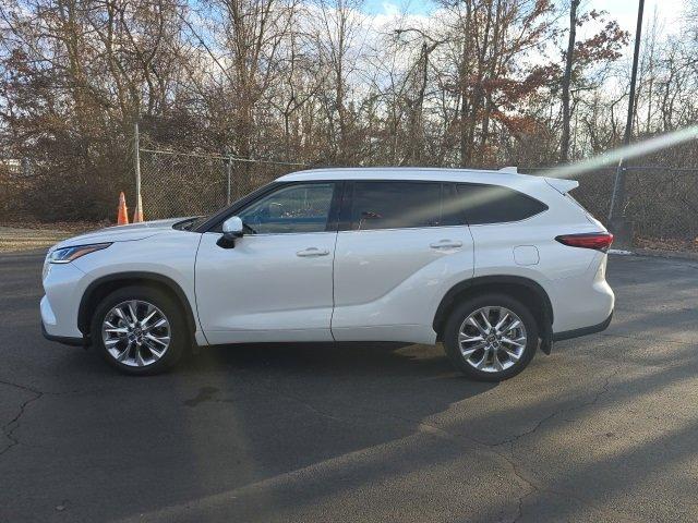 used 2023 Toyota Highlander car, priced at $39,900