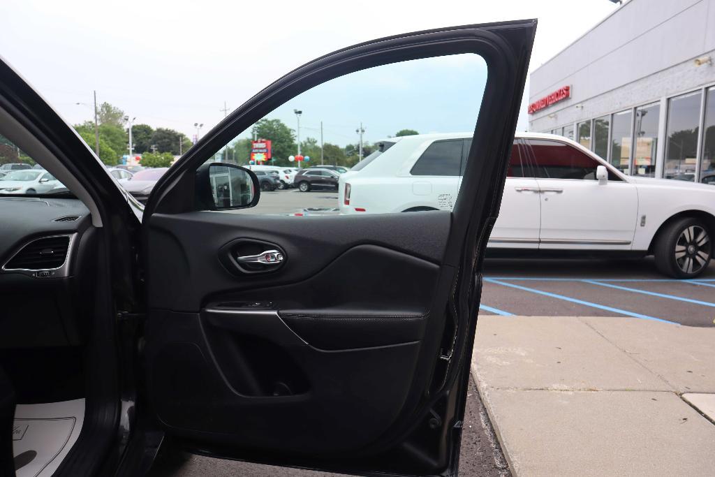 used 2022 Jeep Cherokee car, priced at $21,995