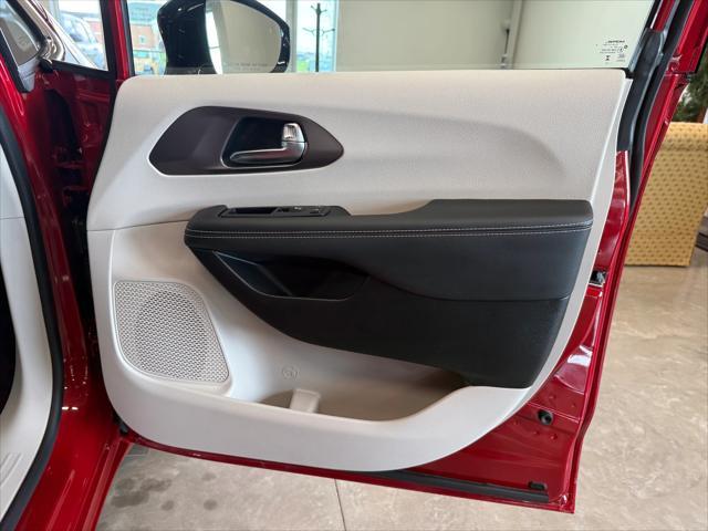 used 2024 Chrysler Pacifica car, priced at $37,527