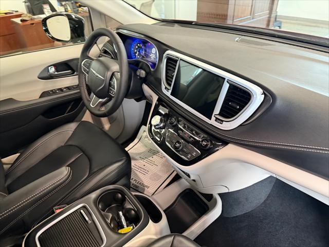 used 2024 Chrysler Pacifica car, priced at $37,527