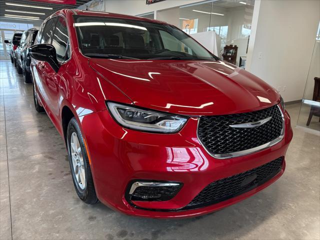 used 2024 Chrysler Pacifica car, priced at $37,527