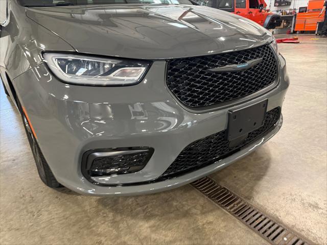 used 2021 Chrysler Pacifica Hybrid car, priced at $25,503