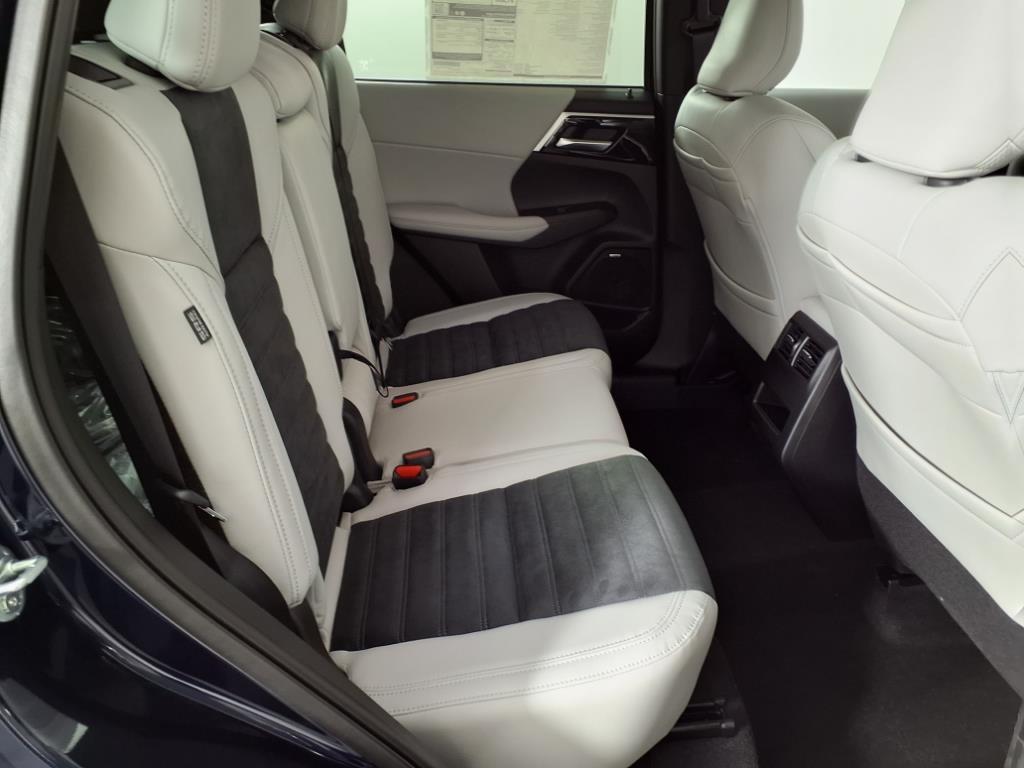 new 2025 Mitsubishi Outlander car, priced at $32,300