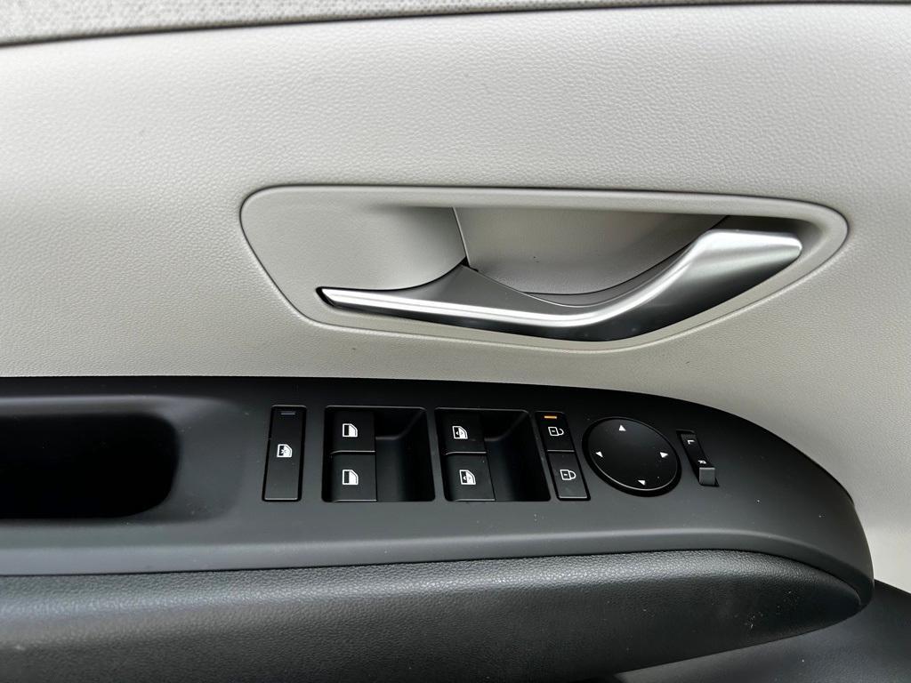 new 2025 Hyundai TUCSON Hybrid car, priced at $37,690
