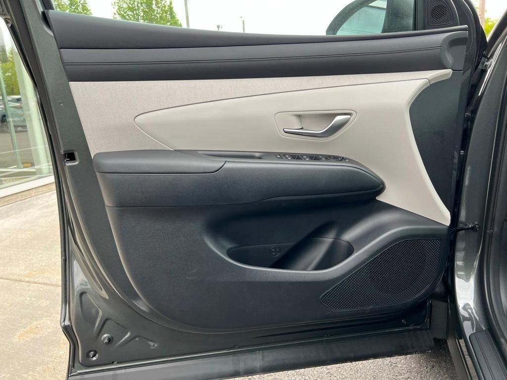 new 2025 Hyundai TUCSON Hybrid car, priced at $37,425