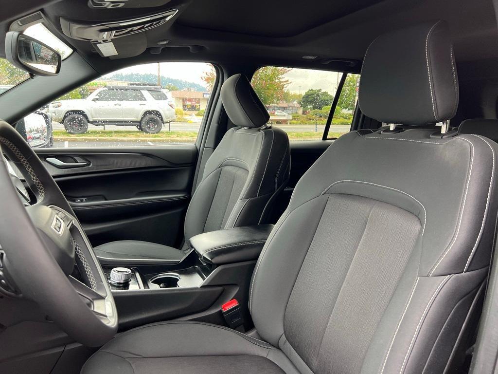 used 2024 Jeep Grand Cherokee car, priced at $32,997