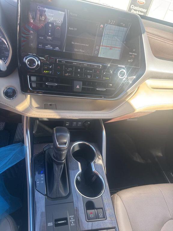 used 2022 Toyota Highlander car, priced at $31,899