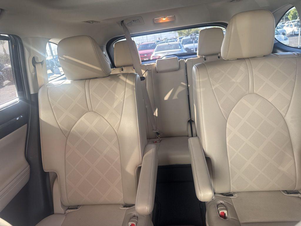 used 2022 Toyota Highlander car, priced at $31,899