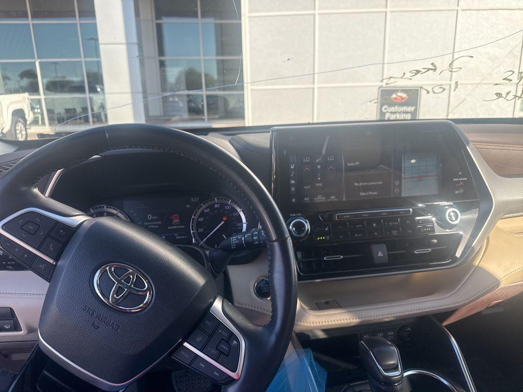 used 2022 Toyota Highlander car, priced at $31,899