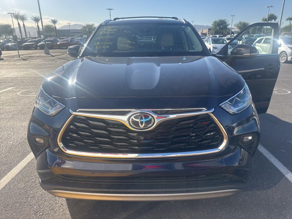 used 2022 Toyota Highlander car, priced at $31,899