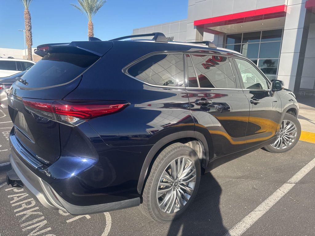 used 2022 Toyota Highlander car, priced at $31,899