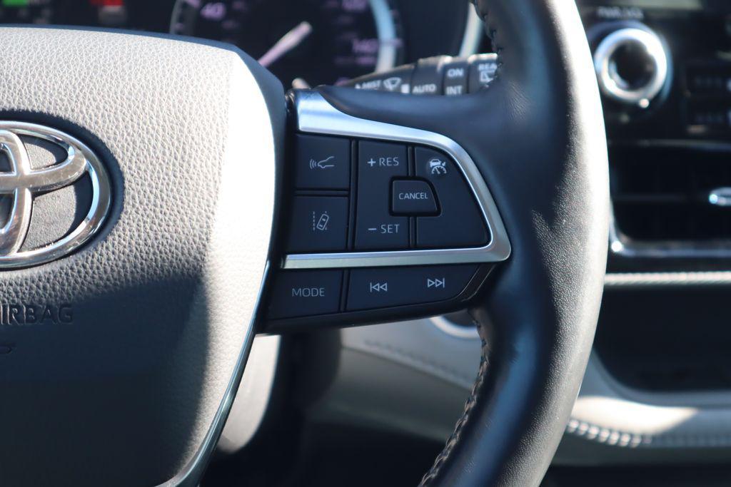 used 2021 Toyota Highlander car, priced at $33,982