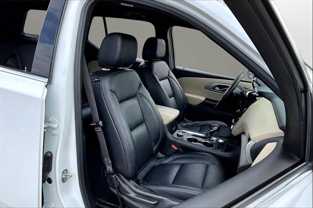 used 2022 Chevrolet Traverse car, priced at $21,991