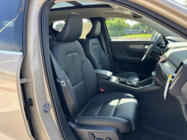 new 2025 Volvo XC40 car, priced at $51,015