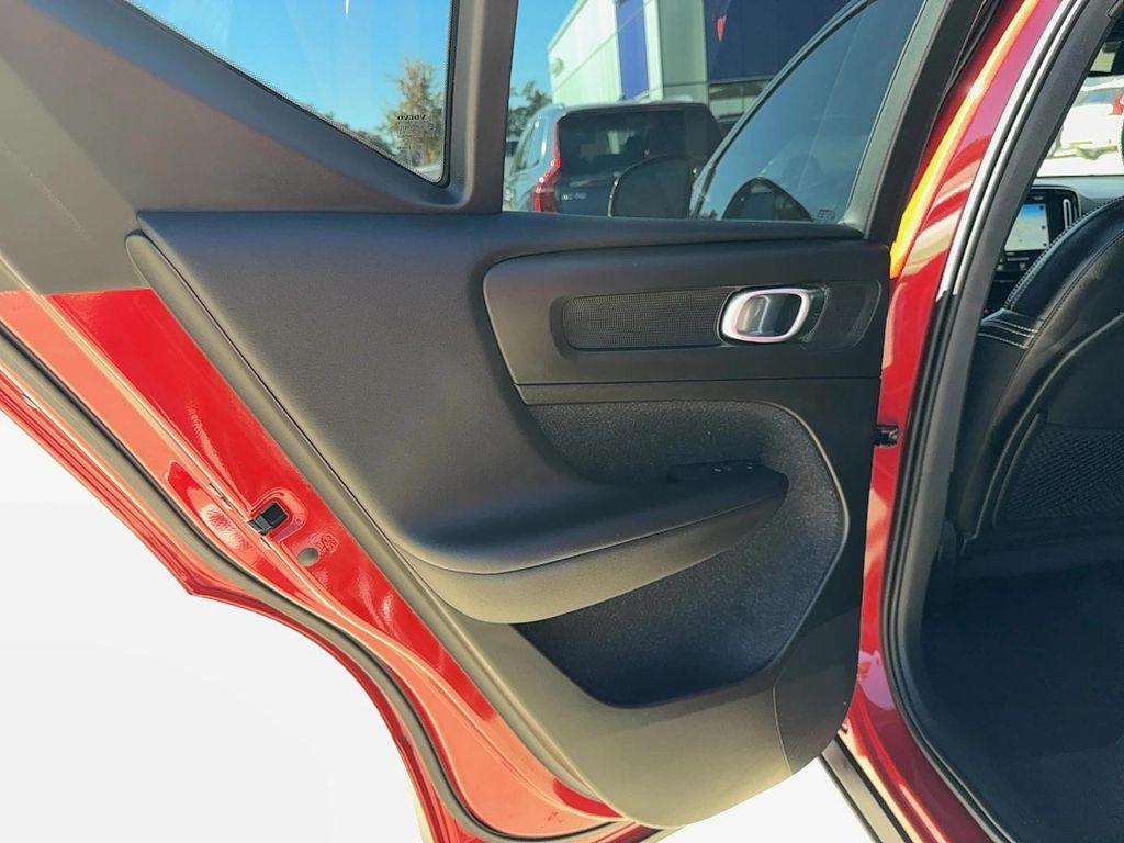 used 2019 Volvo XC40 car, priced at $21,700
