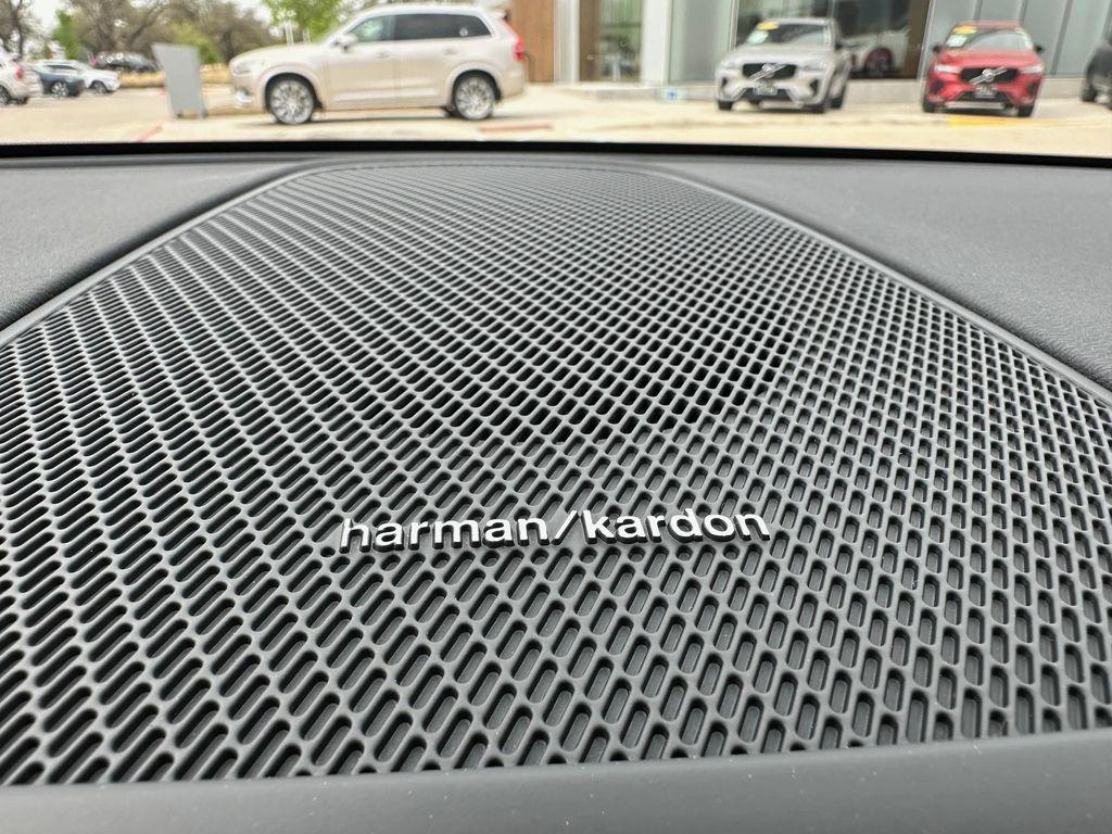 new 2025 Volvo XC60 car, priced at $58,125