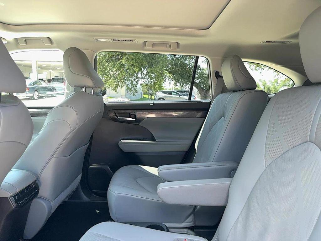 used 2021 Toyota Highlander Hybrid car, priced at $38,999