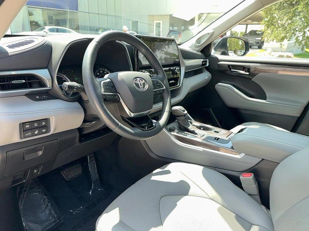 used 2021 Toyota Highlander Hybrid car, priced at $38,999
