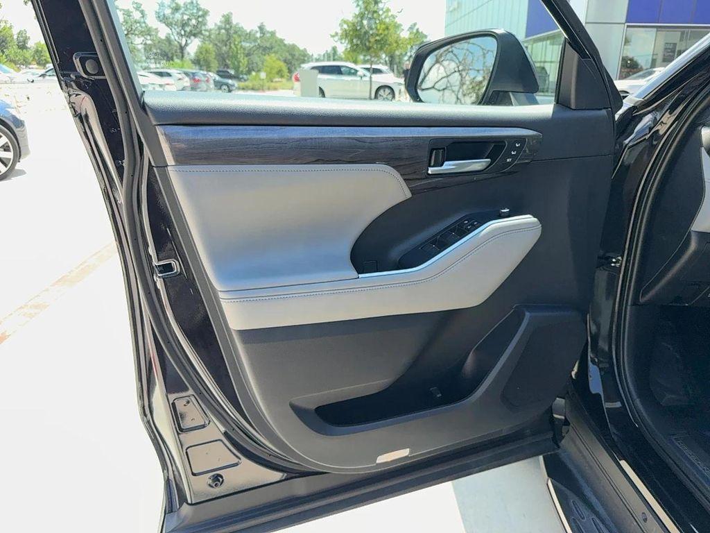 used 2021 Toyota Highlander Hybrid car, priced at $38,999