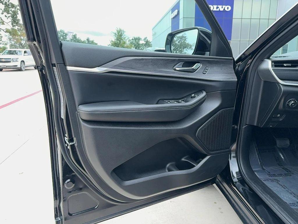 used 2024 Jeep Grand Cherokee car, priced at $34,777