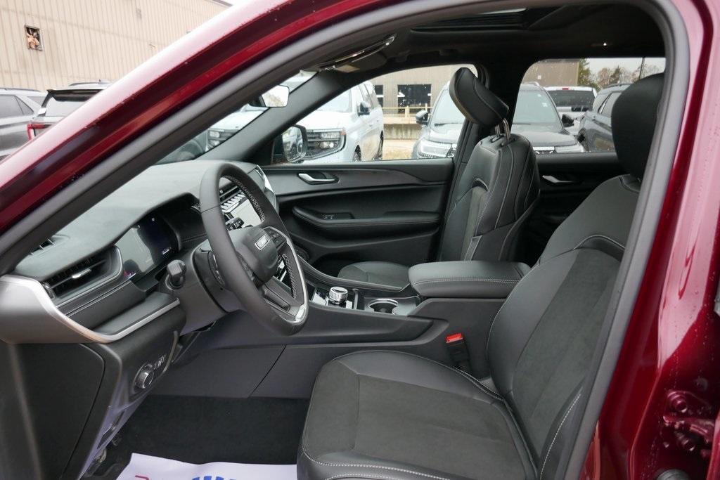 new 2025 Jeep Grand Cherokee car, priced at $40,408