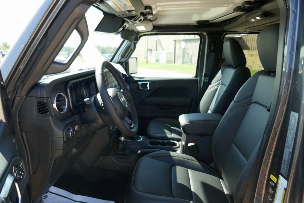 new 2025 Jeep Gladiator car, priced at $43,800