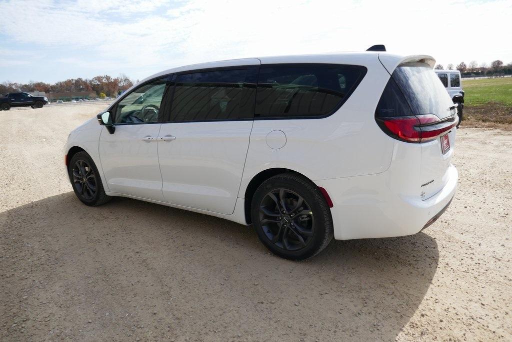 new 2026 Chrysler Pacifica car, priced at $38,726
