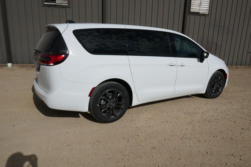 new 2026 Chrysler Pacifica car, priced at $38,726