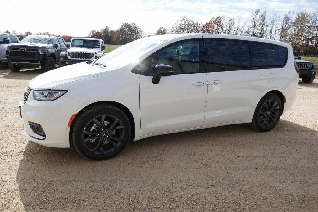 new 2026 Chrysler Pacifica car, priced at $38,726