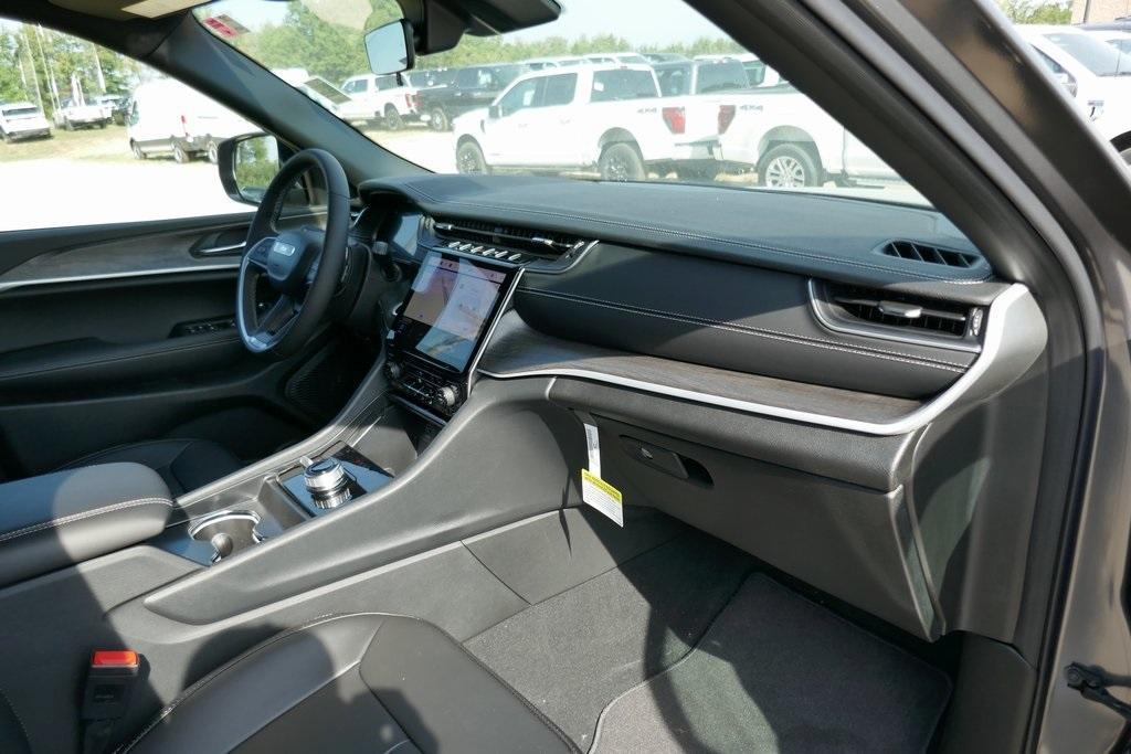 new 2025 Jeep Grand Cherokee car, priced at $42,118
