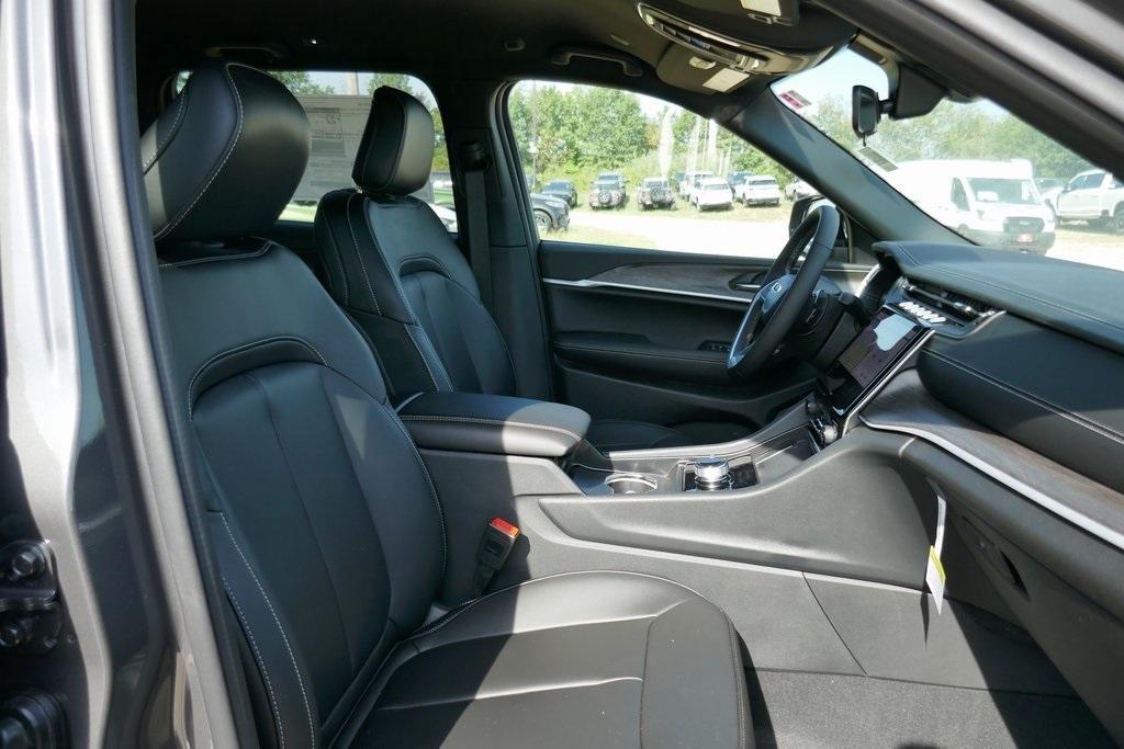 new 2025 Jeep Grand Cherokee car, priced at $42,118