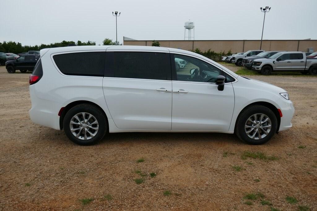 new 2025 Chrysler Pacifica car, priced at $45,126