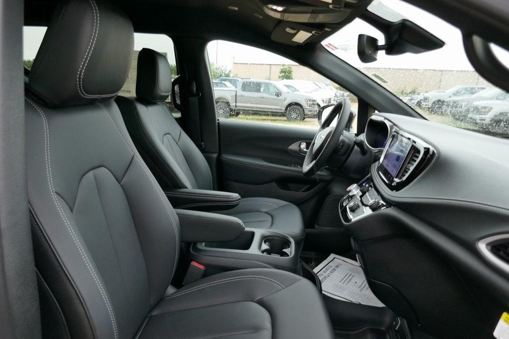 new 2025 Chrysler Pacifica car, priced at $45,126