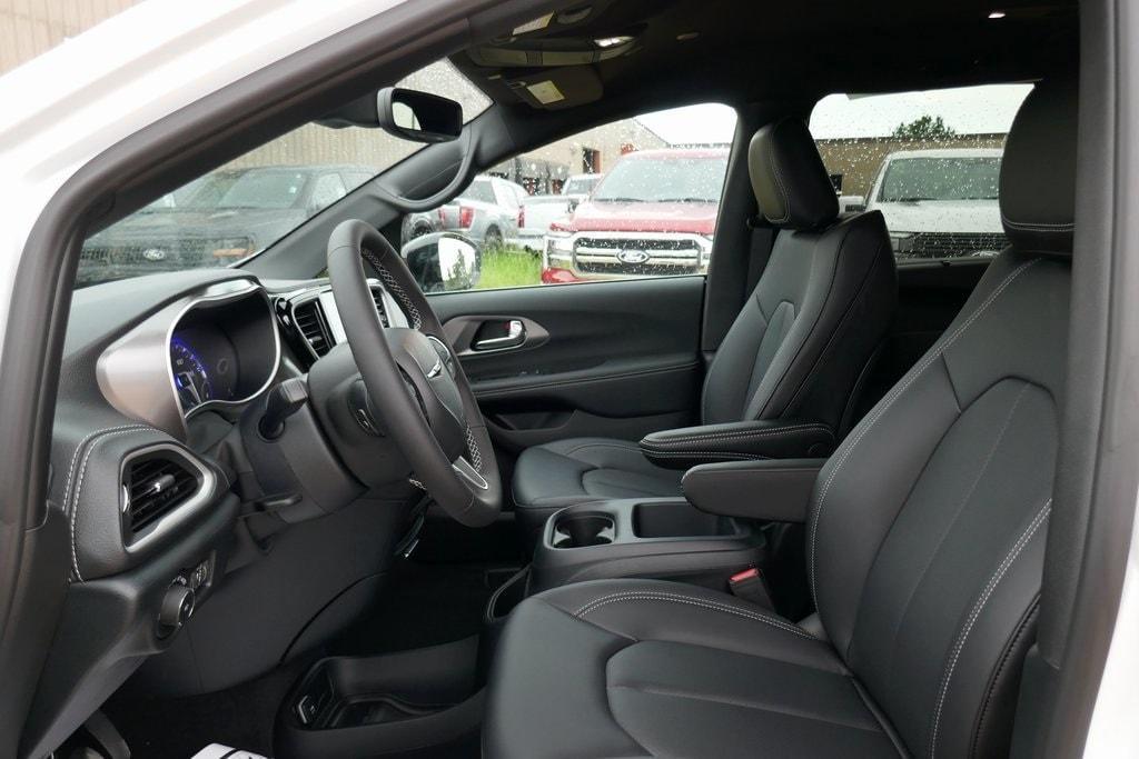 new 2025 Chrysler Pacifica car, priced at $45,126