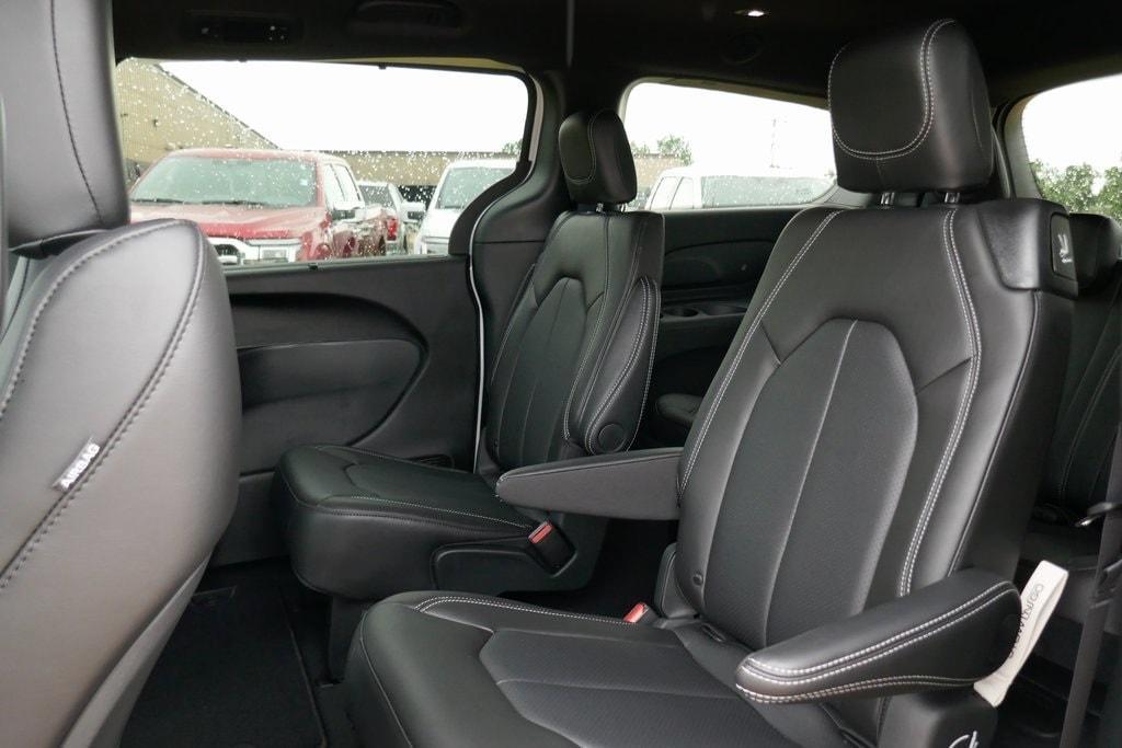 new 2025 Chrysler Pacifica car, priced at $45,126