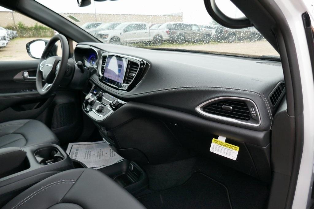 new 2025 Chrysler Pacifica car, priced at $45,126