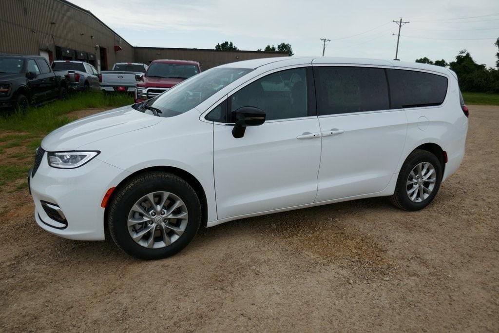 new 2025 Chrysler Pacifica car, priced at $45,126