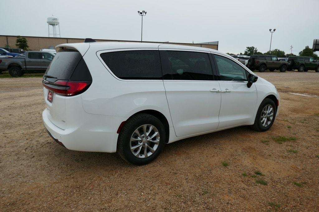new 2025 Chrysler Pacifica car, priced at $45,126