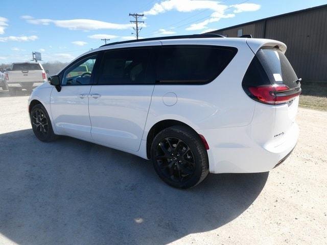 new 2024 Chrysler Pacifica car, priced at $44,243